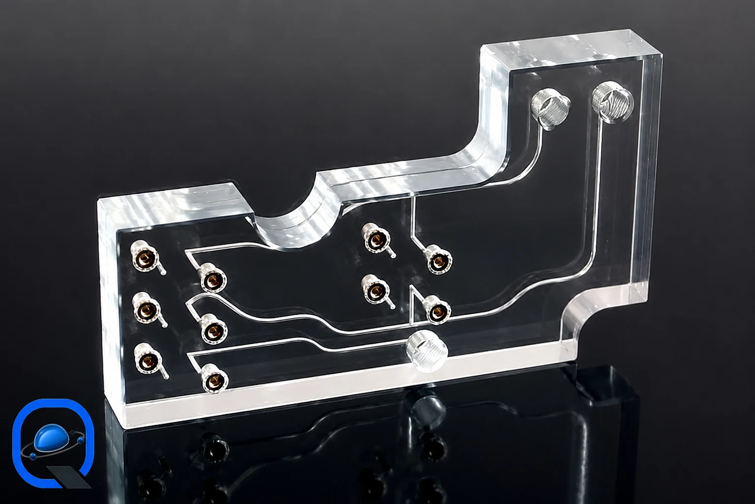 تصویر واقعی چیپ یا پلیت میکروسیالی پلکسی با کانال‌های داخلی (Acrylic Microfluidic Chip / Channel Plate) برای باکس قطعات سایت قطعه پیچ
