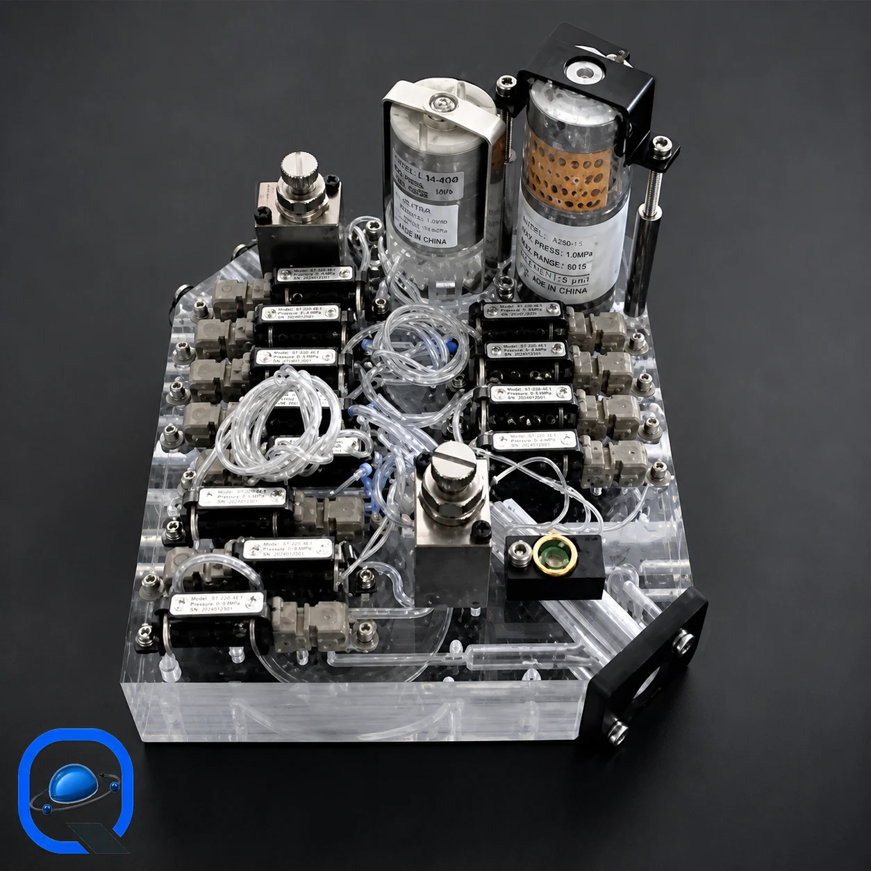 تصویر واقعی پلیت منیفولد پلکسی مونتاژشده با شیرها و اجزای کنترلی (Assembled Acrylic Pneumatic/Fluidic Manifold Plate) برای باکس قطعات سایت قطعه پیچ