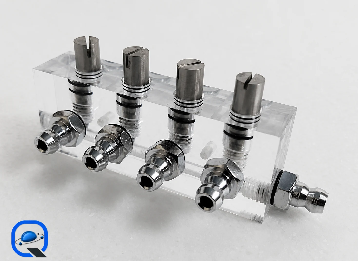 عکس منیفولد پلکسی چهارکاناله با شیرهای سوزنی تنظیم جریان (Four-Channel Acrylic Needle Valve Manifold) | قطعه پیچ تصویر واقعی منیفولد پلکسی چهارکاناله با شیرهای سوزنی تنظیم جریان (Four-Channel Acrylic Needle Valve Manifold) برای باکس قطعات سایت قطعه پیچ