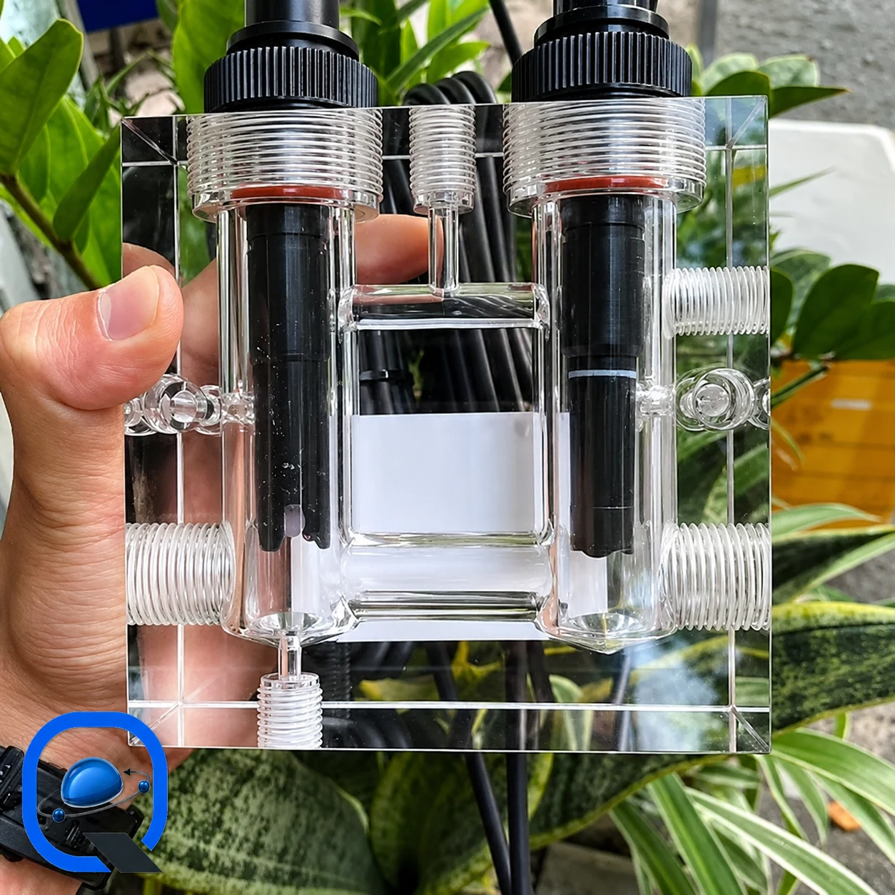 تصویر واقعی ترانسمیتر فشار صنعتی با شیر ایزوله و پایه ی نصب (Pressure Transmitter with Isolation Valve & Mounting Bracket) برای باکس قطعات سایت قطعه پیچ