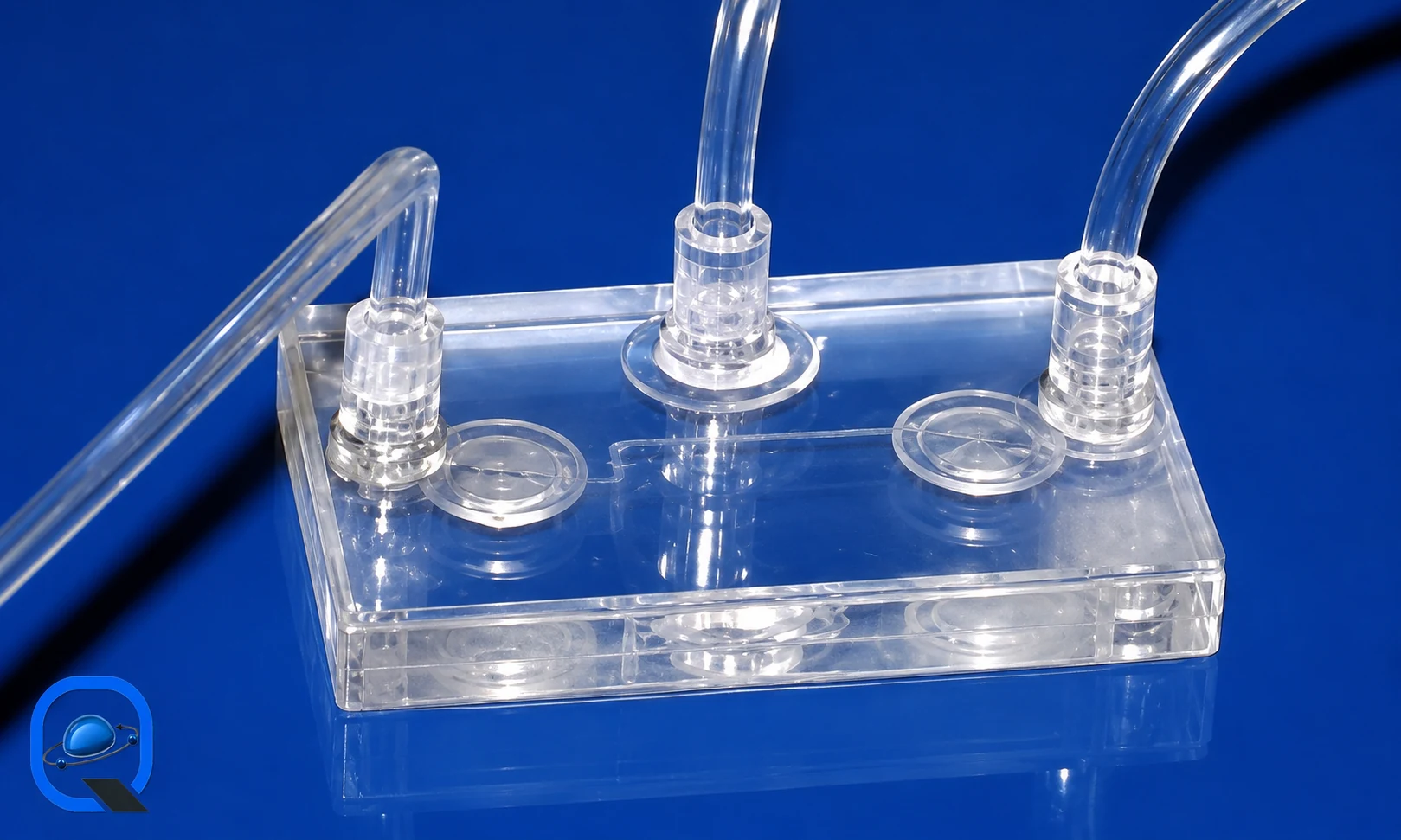 عکس بلوک منیفولد پلکسی دوپورت برای عبور سیال (Two-Port Acrylic Fluidic Manifold Block) | قطعه پیچ تصویر واقعی بلوک منیفولد پلکسی دوپورت برای عبور سیال (Two-Port Acrylic Fluidic Manifold Block) برای باکس قطعات سایت قطعه پیچ